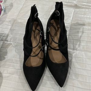 Black pumps